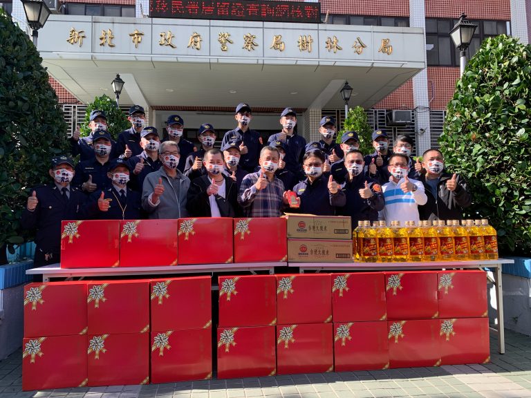 圖片說明：樹林分局長趙家輝、紡正協會會長李昆源親自前往關心樹林區獨居老人弱勢民眾。（記者宋紹誠翻攝）
