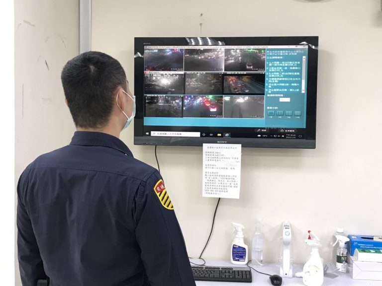圖片說明:汐止警以遠端監控、近端執法方式,更加有效維持交通順暢。(記者馬治薇翻攝)