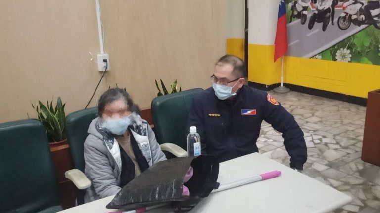 圖片說明：保安大隊員警用阿美族母語與迷途阿嬷溝通助返家。(記者宋紹誠翻攝)