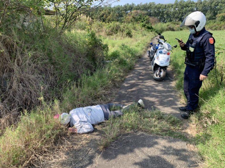 圖片說明：大竹派出所警員廖育萱、江俊賢發現俯臥在地的老先生。（記者包克明翻攝）