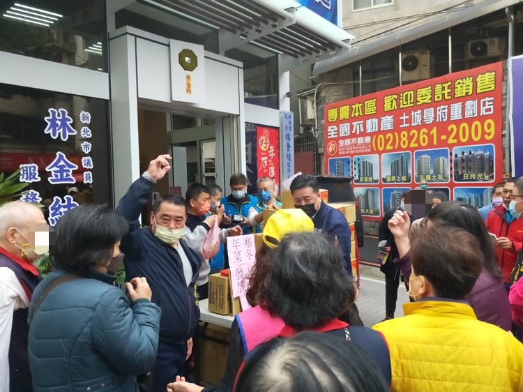 圖片說明：新北市議員林金結募集企業友人捐贈生活困難民眾家戶一式五份年菜共50組。(圖/林金結服務處提供)