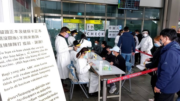圖片說明:桃園火車站外展接種站人流不止。(記者包克明翻攝)