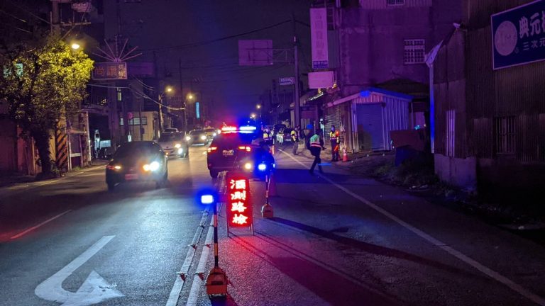 圖片說明：蘆竹分局於連結各重要路口設置「封閉式道路臨檢」取締酒駕。(記者宋紹誠翻攝)