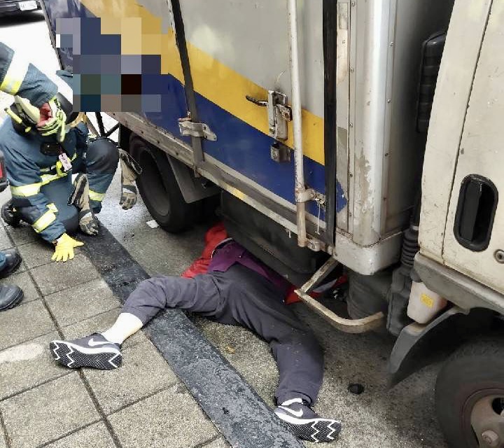 圖片說明：小貨車倒車未注意後方行人碰撞倒地，經送醫搶救仍不治。(記者朱珈瑩翻攝)