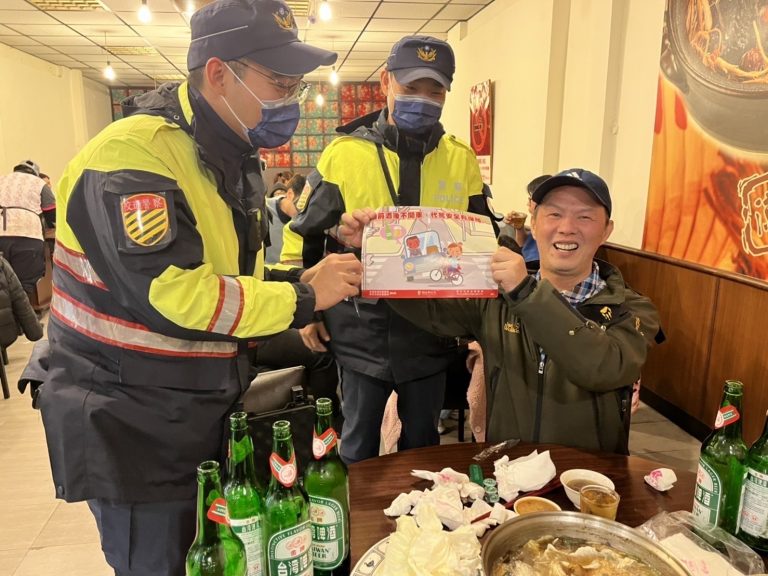 圖片說明：汐止分局除加強取締外，另至各易飲酒場所發放酒駕傳單。(記者趙靜姸翻攝)