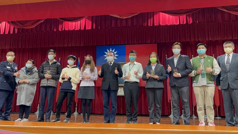 圖片說明：巿長侯友宜表揚超商、銀行阻詐有功，新北巿去年共攔阻詐騙金額達新臺幣2億1,718萬1,979元。（記者戴昱弘翻攝）