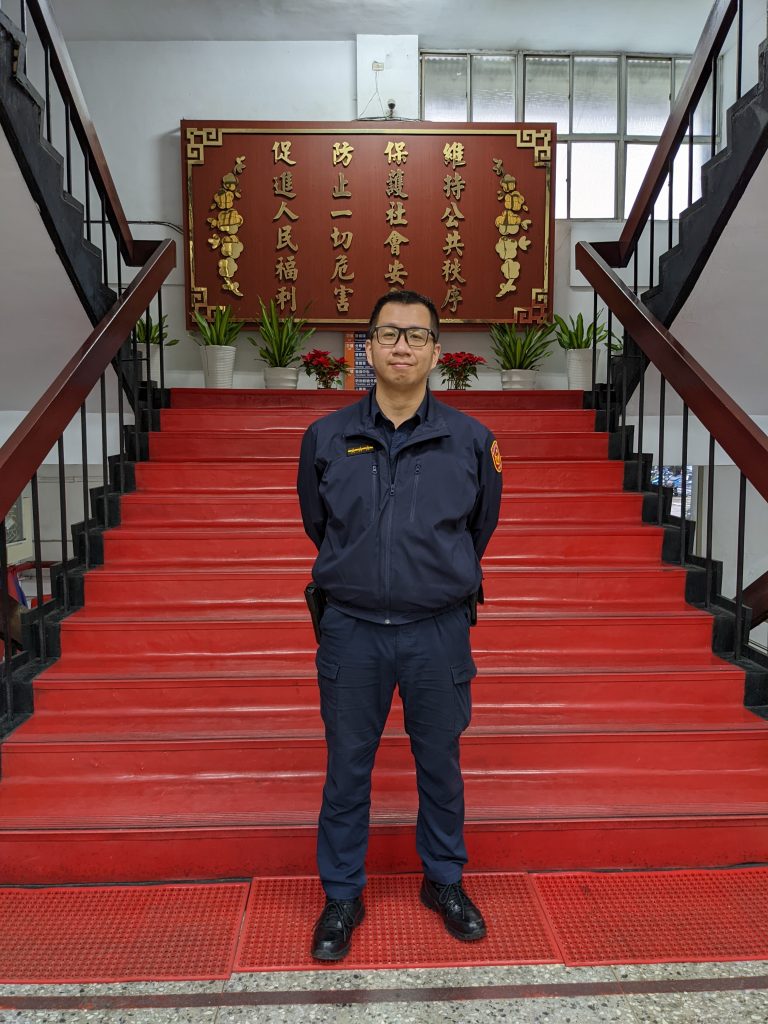 圖片說明：文山第一分局木柵所員警許景沛成功阻詐。（記者葉鈞宇翻攝）