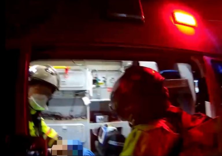 圖片說明：板橋分局將持刀攻擊兩名消防隊隊員的男子護送就醫治療。 (記者徐歆媛翻攝)