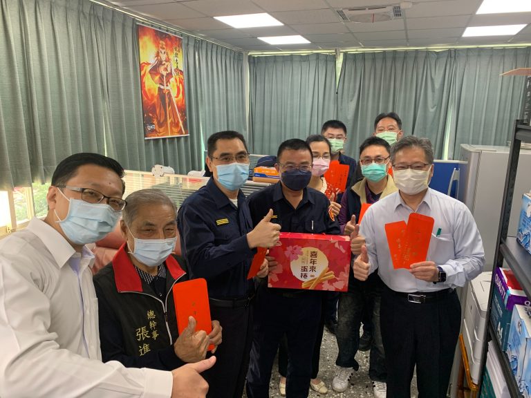 圖片說明：永和分局長陳保安於春節前夕特至分局各單位致贈春節慰問紅包，幫同仁打氣，讓同仁備感溫馨。（記者李健興翻攝）