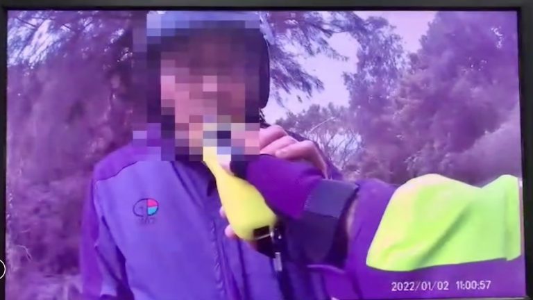 圖片說明:男子工作時喝保力達取暖,下班酒氣仍未退就騎車上路。(記者趙靜姸翻攝)