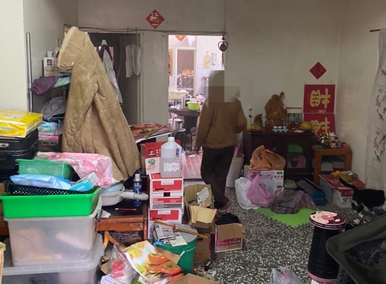 圖片說明：秀山所員警周秋燁途經一處民宅聞到燒焦味，竟是屋主煮東西忘記了險釀災。（記者馬治薇翻攝）