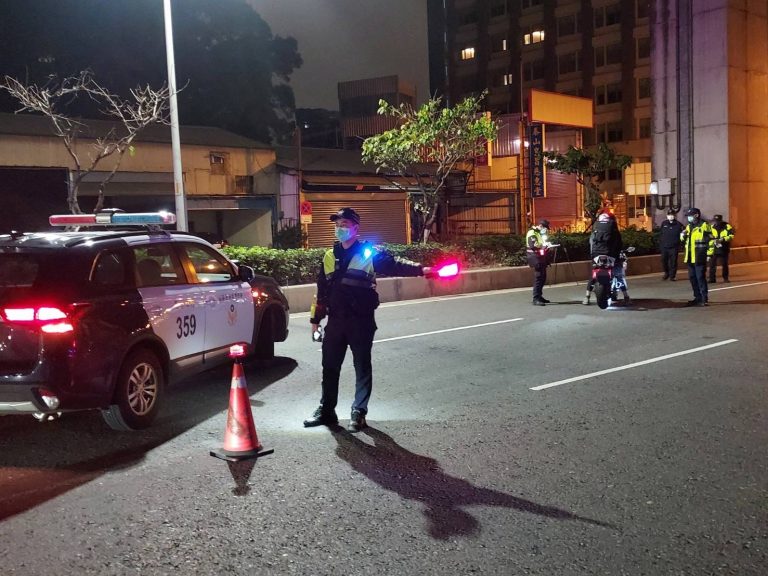 圖片說明:林口分局於林口、泰山區交通要道,規劃區域性擴大臨檢及路檢盤查勤務。(記者趙靜姸翻攝)