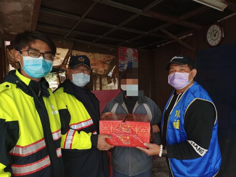 圖片說明：林口分局下福所結合「頂福陵園」提供善心物資，於年節前夕寒冬送暖。（記者趙靜姸翻攝）