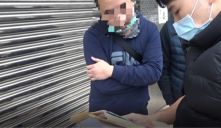 圖片說明：士林分局持臺中地方法院核發搜索票前往黃嫌位於臺中市南屯區住處執行搜索。 (記者徐歆媛翻攝)
