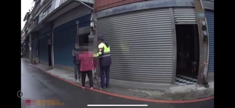 圖片說明:湖山所員警林育成為助失智老奶奶回家,不辭辛勞逐戶查訪。(記者葉鈞宇翻攝)
