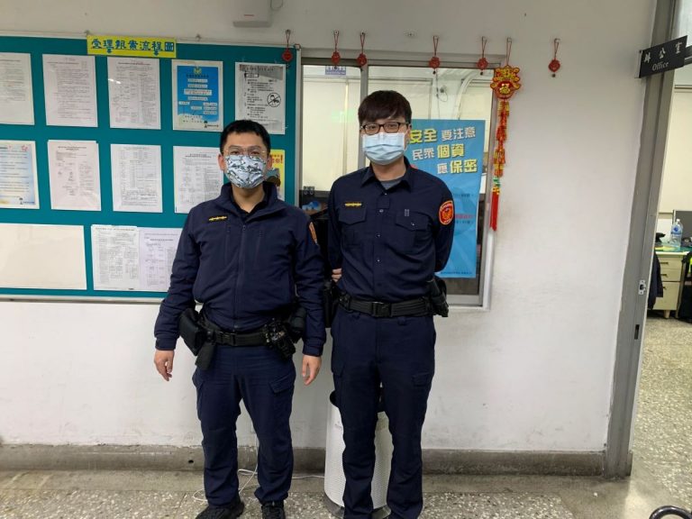圖片說明：寒冬街頭徘徊長者，內湖港墘派出所警員何瑋霖(左)、林子超(右)助返家（記者宋紹誠翻攝）
