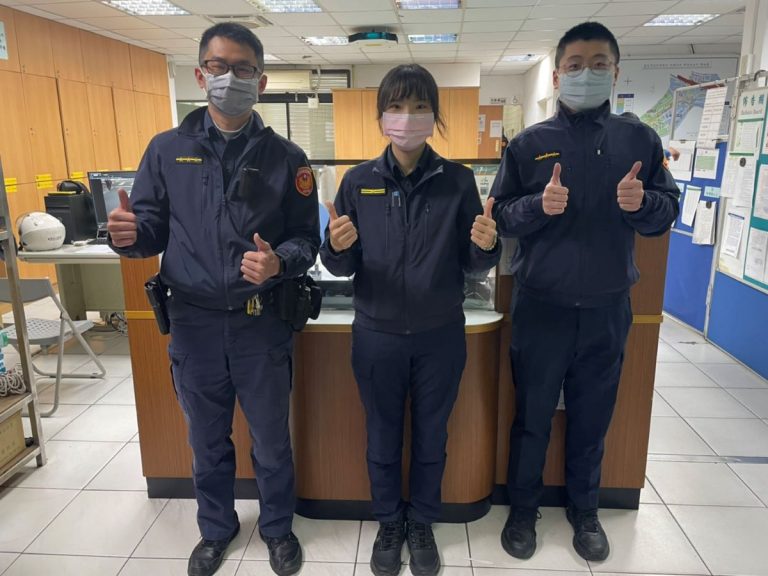 圖片說明：潭美派出所所長孫吉筠(中)、警員張峻誠(左)、鄭宇崴(右) 內湖暖警助迷童重回媽媽懷抱(記者徐歆媛翻攝)