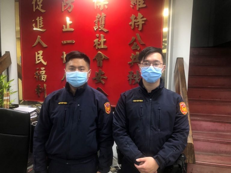 圖片說明：「假檢警」接連詐騙老婦，內湖派出所警員陳正瑋(左)、王少東(右) 成功攔阻。(記者徐歆媛翻攝)