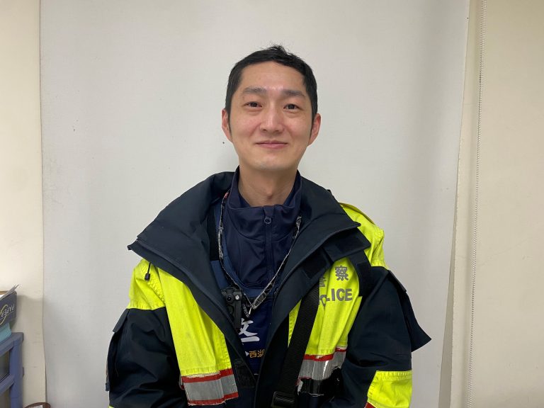 圖片說明：西湖派出所接獲銀行通報疑似有民眾遭詐騙，遂立即派遣線上巡邏警員蕭羿漢趕赴現場處理 (記者徐歆媛翻攝)