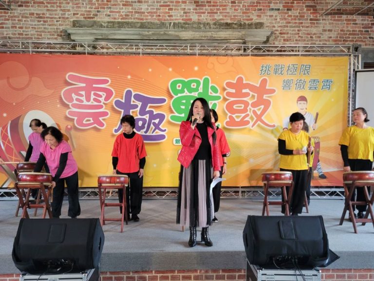 圖片說明：青青鼓隊11周年自主成年禮大展青銀價值傳承活動由知名主持人Melissa妙語如珠下熱鬧開場。(記者葉鈞宇攝)