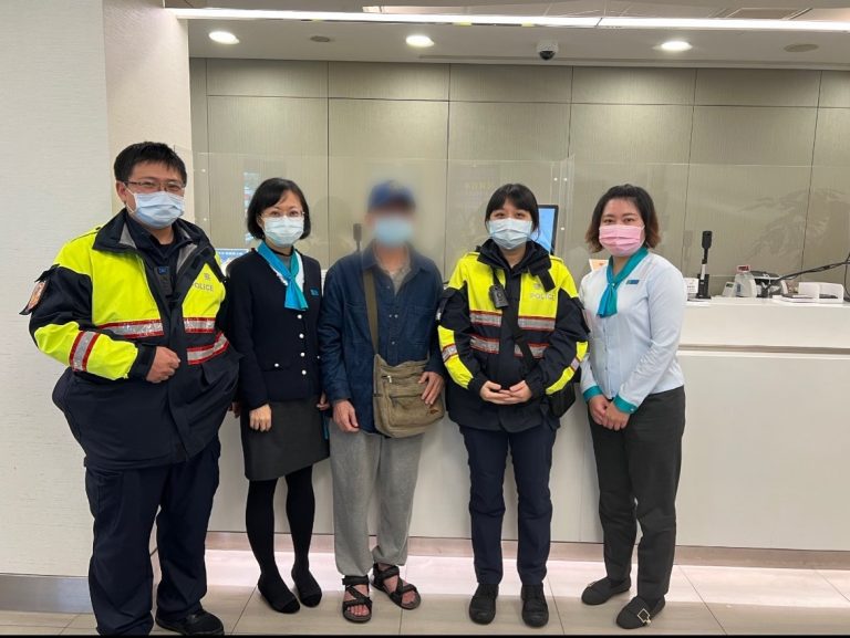 圖片說明：萬華分局東園街派出所巡邏警員何昭慶（左一）、黃欣如（右二）成功攔阻李姓老翁（圖中）75萬老本被詐。