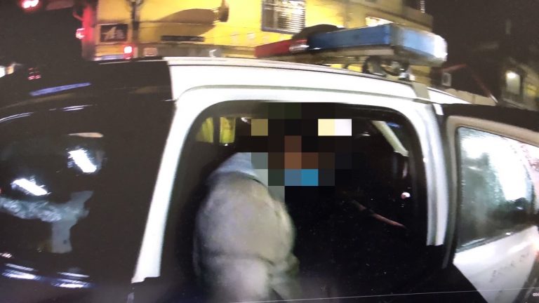 圖片說明:民眾才喝酒就上路立刻被執勤員警攔下盤查。(記者趙靜姸翻攝)