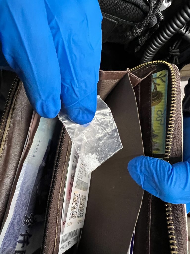 圖片說明：民眾在自助洗衣店內拾獲內裝有安非他命粉末的皮包。（記者馬治薇翻攝）