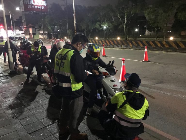 圖片說明：汐止分局與環保局執行聯合稽查。（記者馬治薇翻攝）