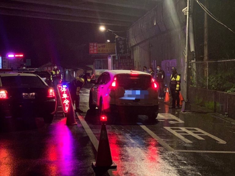 圖片說明:中和分局與環保局夜間共同設置路檢站。(記者葉鈞宇翻攝)