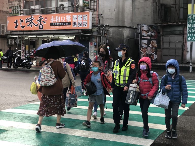 圖片說明：汐止分局啟動「護童勤務」，動員內、外勤員警守護學童上學交通秩序及安全。(記者趙靜姸翻攝）