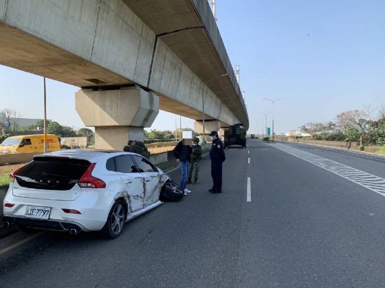 圖片說明：軍用裝甲車疑似因變換車道未注意後方來車而發生擦撞。(記者宋紹誠翻攝）