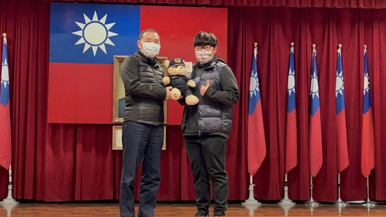圖片說明：市長侯友宜親自頒獎表揚淡水正德國中柔道角力隊女教練李嘉菱見義勇為。（記者戴昱弘翻攝）