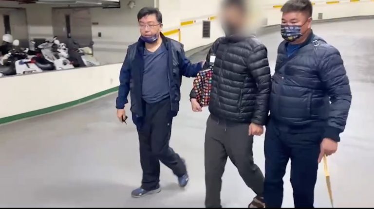 圖片說明：士林分局南下深入追查發現販毒集團主嫌行蹤，一路尾隨監控當場逮捕帶返偵詢並移送地檢。 (記者林鈞澤翻攝)