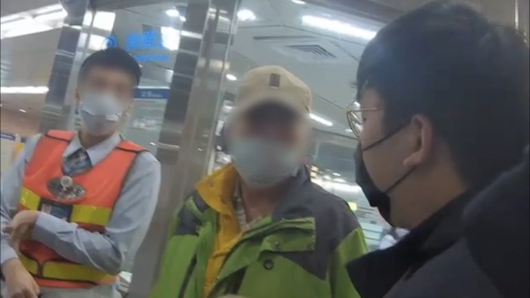 圖片說明：信義所警員潘柏澔、廖睿琦向李父說明「假冒檢警、保管財物」是詐欺犯嫌慣用話術及手法。 (記者林鈞澤翻攝)