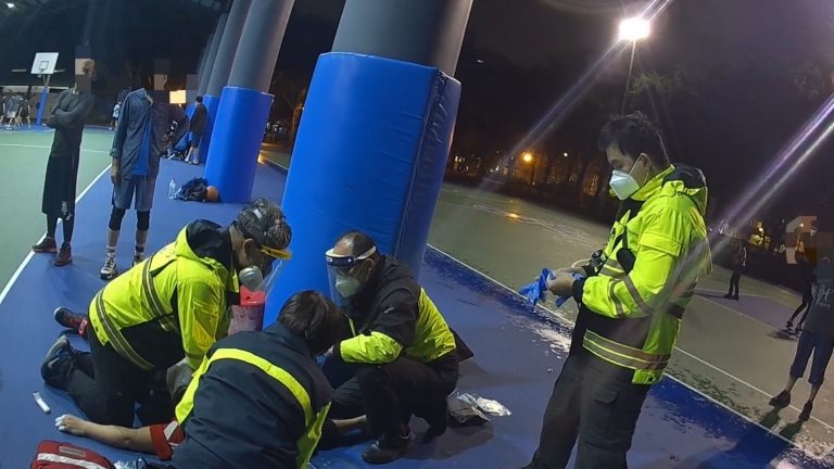 圖片說明:文聖派出所員警黃建皓與救護人員立即趕至現場實施CPR搶救昏迷男子,送醫後恢復呼吸心跳。 (記者林鈞澤翻攝)
