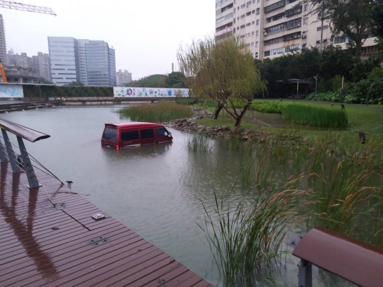 圖片說明：張嫌為躲避清水所員警盤查，駕車逃逸時失控掉進路旁生態池。（記者林艷林翻攝）