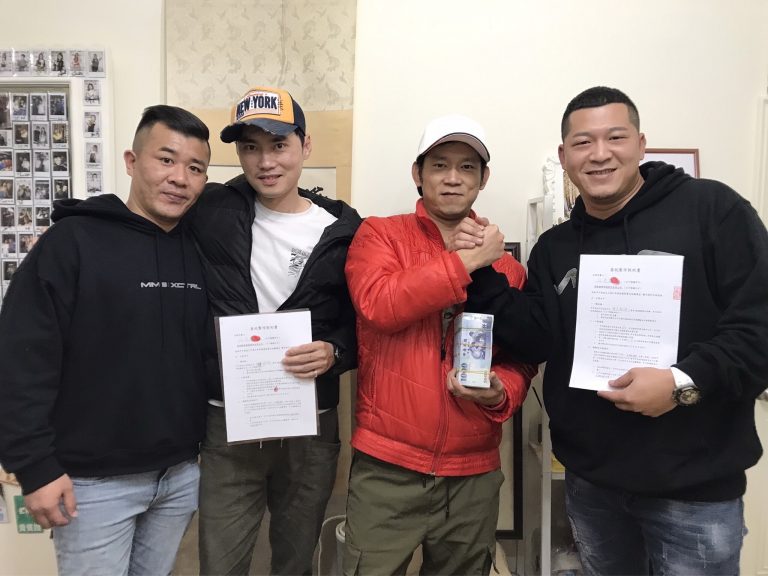 草爺(右1)發願為公益拍攝微電影，請來顏正國(右2)執導，將傳遞出「按部就班」的經典人生。(紅心字會提供)