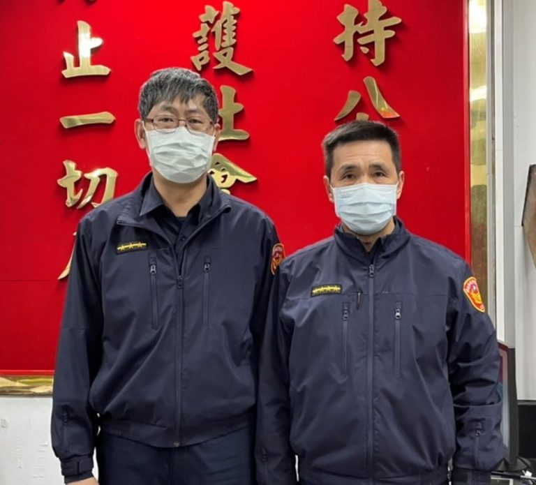 圖片說明：九旬老婦大雨迷失街頭內湖派出所副所長林孝忠(右)、警員李全福(左)迅速出動「虎」您甘心（記者宋紹誠翻攝）