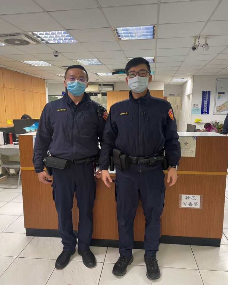 圖片說明：潭美派出所警員張雋崴(左)、陳揚傑(右)溫馨協助失和離家女返家（記者宋紹誠翻攝）
