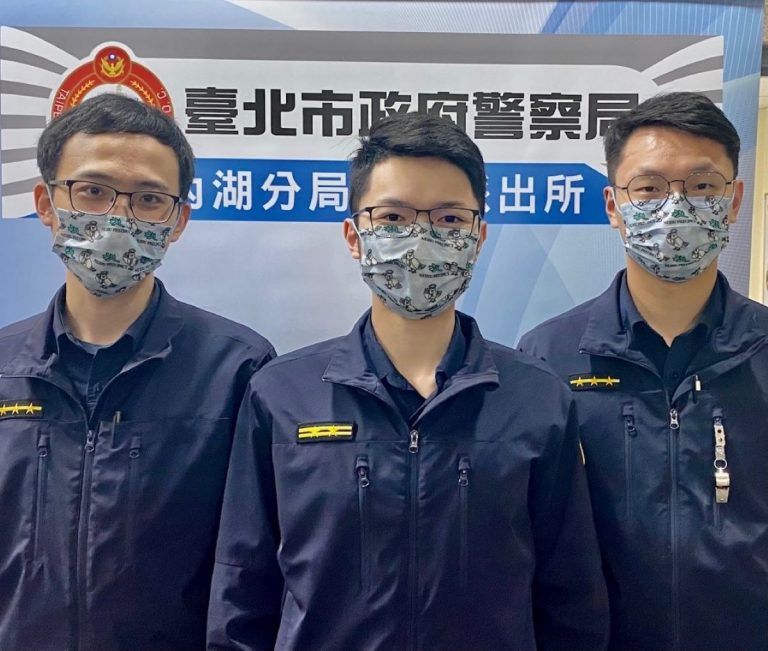 圖片說明：神明也不保佑，西湖派出所警員黃柏荏(左)、所長陳毅樺(中)、警員楊博淵(右)破獲藏身宮廟職業賭場（記者宋紹誠翻攝）