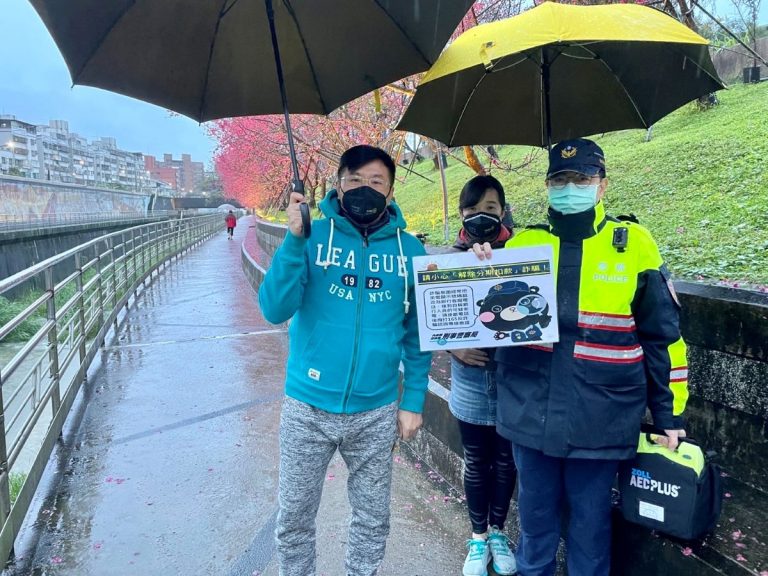 圖片說明：華燈初上賞花趣-保大機動派出所攜帶AED、貼心贈暖暖包，加強犯罪預防宣導。（記者宋紹誠翻攝）