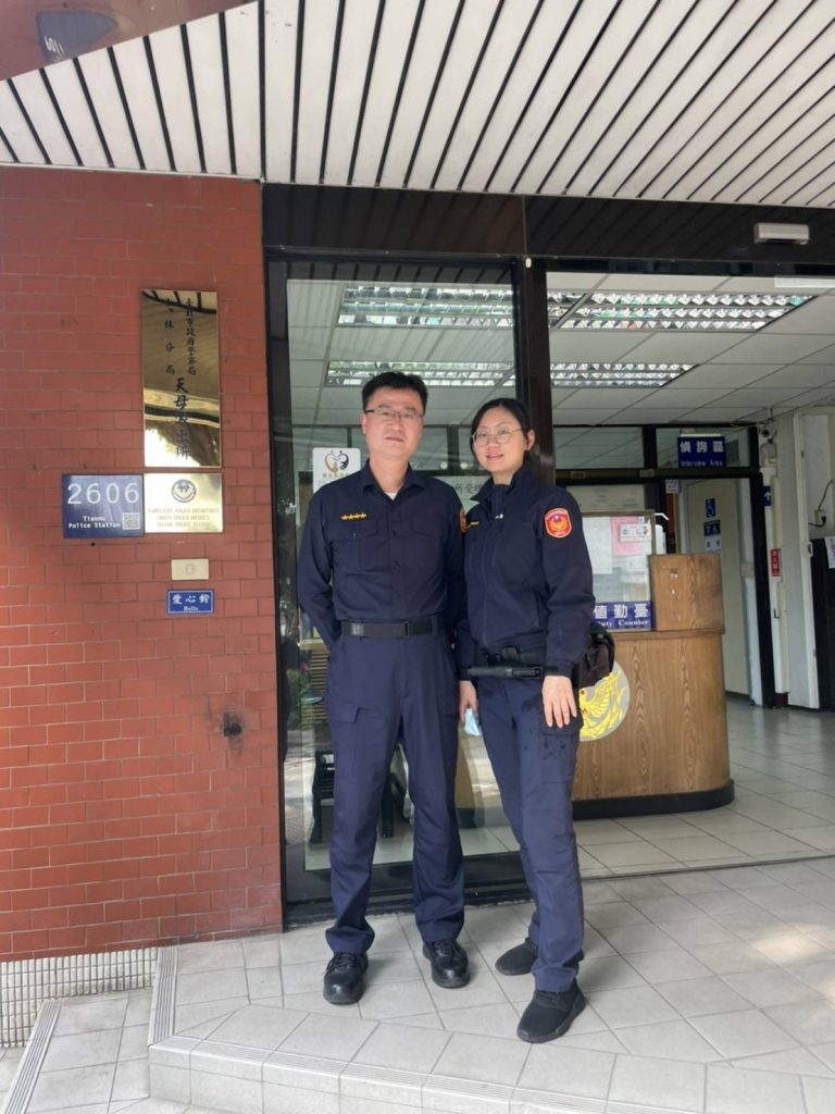 圖片說明:士林分局天母所(圖左:巡佐蔡英宏;圖右:警員洪幸岐)告知翟婦此為近期詐騙集團慣用手法,並分享實際處理案例。 (記者林艷林翻攝)