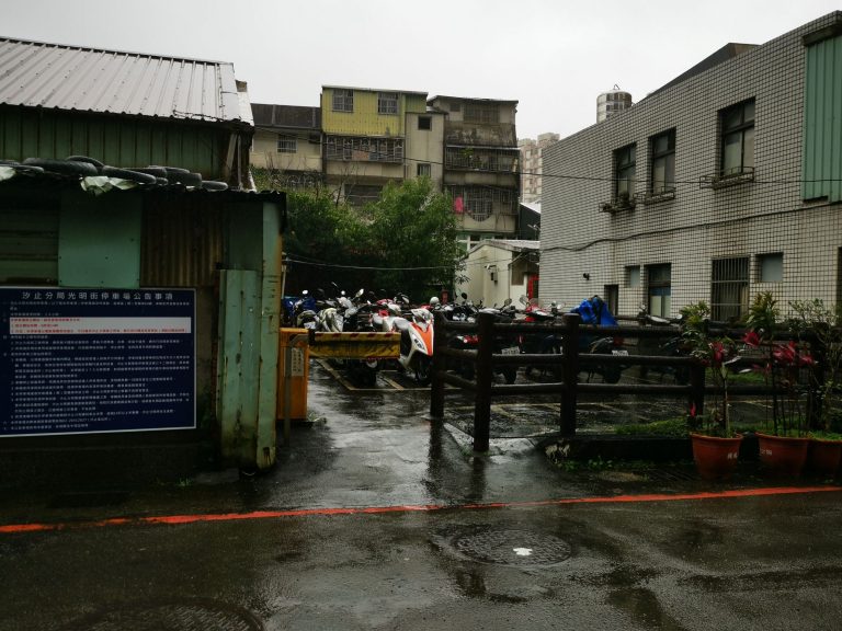 圖片說明：汐止分局假日開放員工停車場供逛菜巿場民眾停放。（記者馬治薇翻攝）