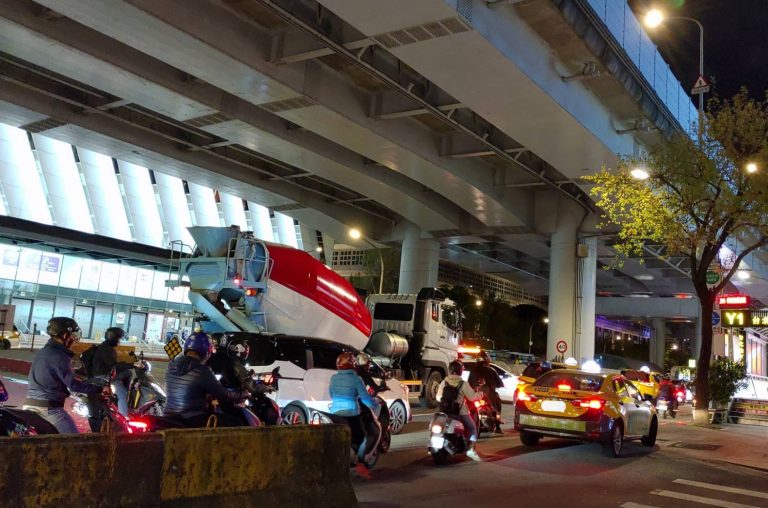 圖片說明：台北轉運站上下班車流量多忽籲名眾行車安全。（記者李健興翻攝）