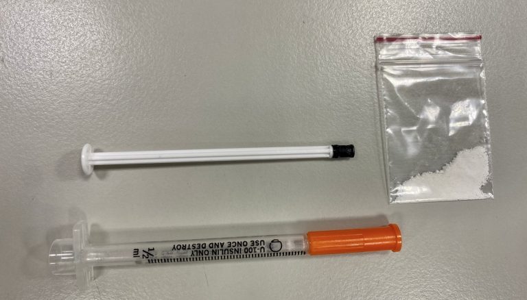 圖片說明：汐止所員警眼尖攔查一名通緝犯並搜查到海洛英與注射針筒。（記者馬治薇翻攝）