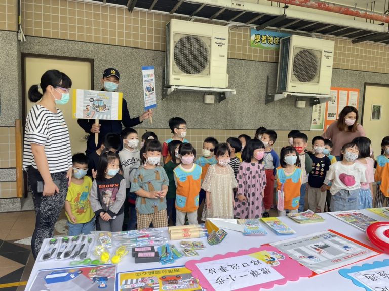 圖片說明:南港國小110年度校慶活動,南港分局再入校園宣導交通安全知識, 學生們熱情參與活動。(記者林鈞澤翻攝)