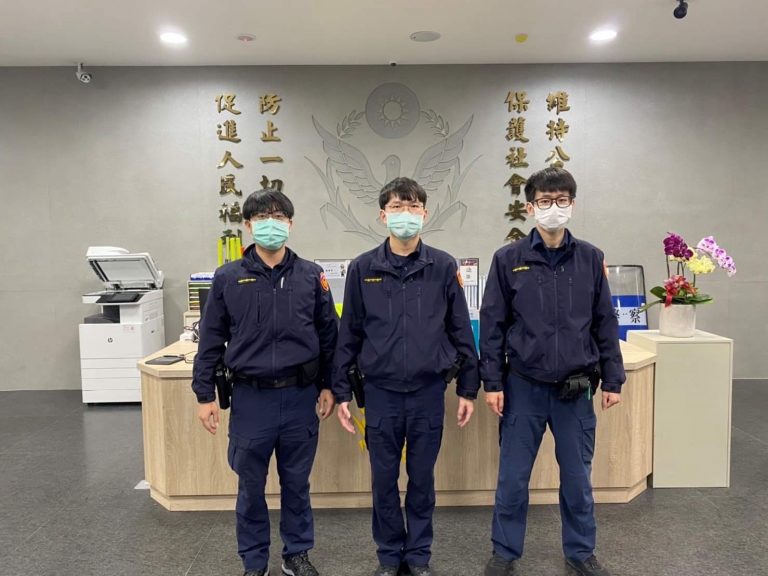 圖片說明：社子派出所警員(圖左：吳嘉偉、圖中：溫伯鈞、圖右：楊智翔) 接獲通報立即趕赴現場處理。 (記者林鈞澤翻攝)