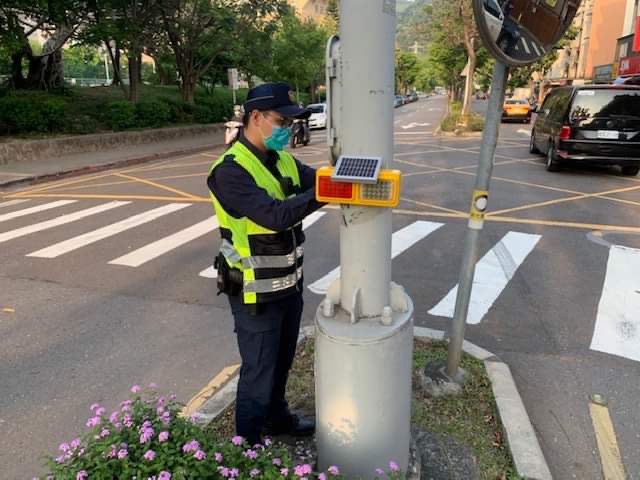 圖片說明：士林分局除落實宣導駕駛人開車切勿超速，加強攔查改裝車、噪音車及超速等違規取締，維護居住安寧與安全。 (記者林鈞澤翻攝)