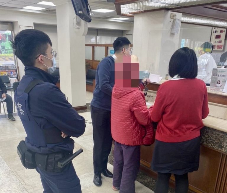 圖片說明：南崁所員警黃裕清、鍾擎獲報趕赴現場勸阻婦人匯款。（記者包克明翻攝）