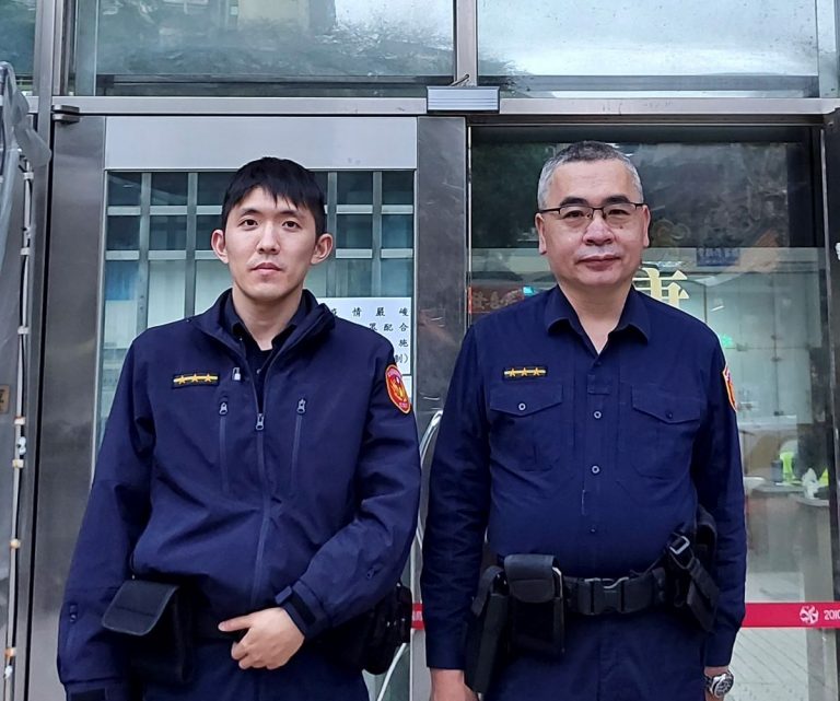 圖片說明：賞櫻找嘸車，康樂派出所警員夏永剛(左)，許維欽(右)熱心協助找回愛車(記者宋紹誠翻攝）